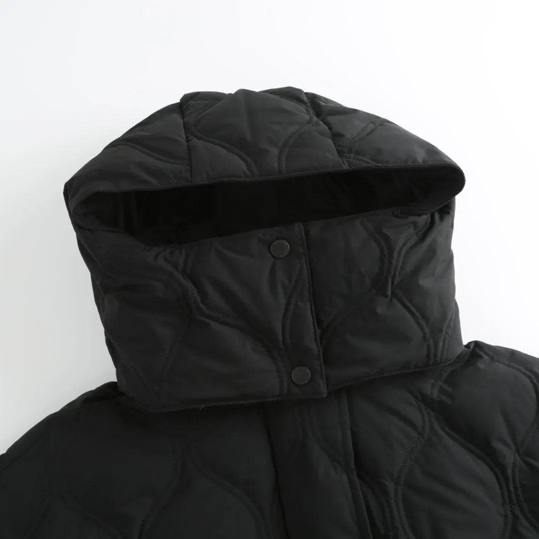 P1060 Canada Goose hooded down jacket fabric selection; nylon fabric is known for its high strength, excellent wear and tear resistance, and excellent durability. At the same time, it is light in texture, easy to move, and has excellent water-repellent function, which can effectively deal with light rain and humidity. Technology: Double-needle quilting technology is used. Double-needle quilting technology is a sophisticated sewing technology. Its core feature is to use two needles to quilt at the same time to form two parallel stitches. This design not only makes the quilting lines visually more three-dimensional, regular and refined, but more importantly, it greatly enhances the firmness of the sewing. The double lines in parallel form a more stable structure, which can effectively lock the internal filling and significantly prevent it from shifting, accumulating or velveting during wearing or washing, thereby ensuring that the thermal insulation layer is evenly distributed without cold spots, and comprehensively improves the durability and thermal efficiency of the product.    High-quality filling: It is filled with 90% selected white duck down, weighing 170g, ensuring fluffy rebound, lightness and warmth.  Accessories: one-to-one customized three-standard, one-to-one customized zipper, one-to-one customized hardware